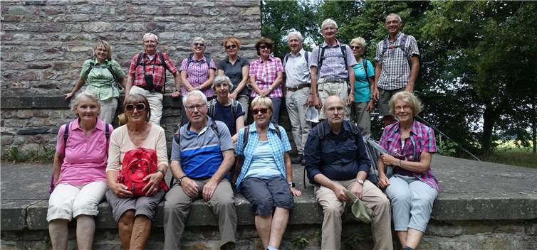 Die Wanderer am Bismarckturm in Sargenroth. Privat