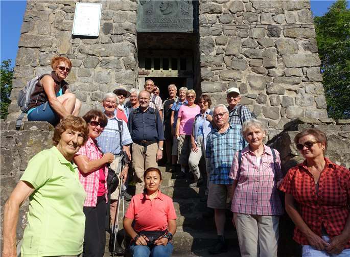 Die Wanderer am Kaiser-Wilhelm-Turm auf der Hohen Acht.privat