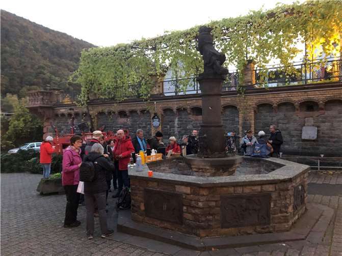 Die Wanderer am Weinhexbrunnen. Foto: Wolfgang Schmid