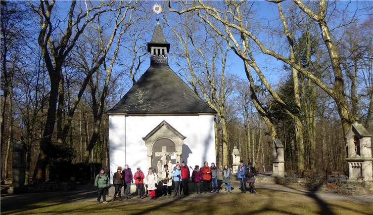 Die Wanderer an der Waldkapelle Rheinbach.Günter Hussong