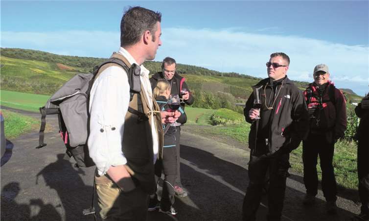 Die Wanderer auf dem Rotweinwanderweg oberhalb von Bad Neuenahr. Resi Schwerter