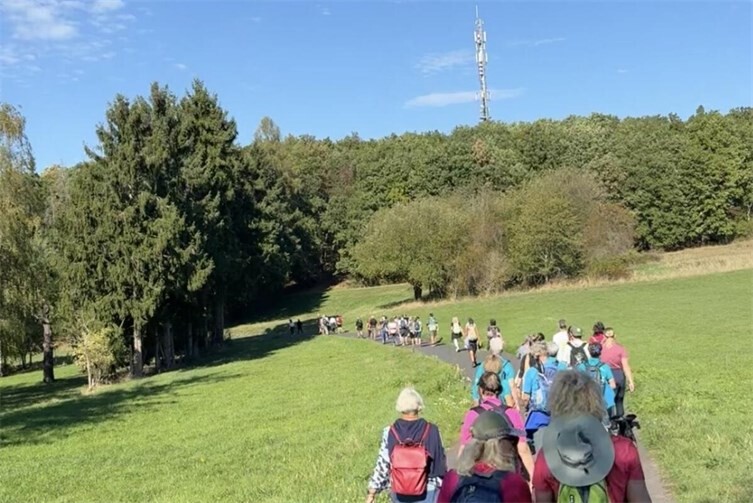 Die Wanderer auf dem Weg nach Lay