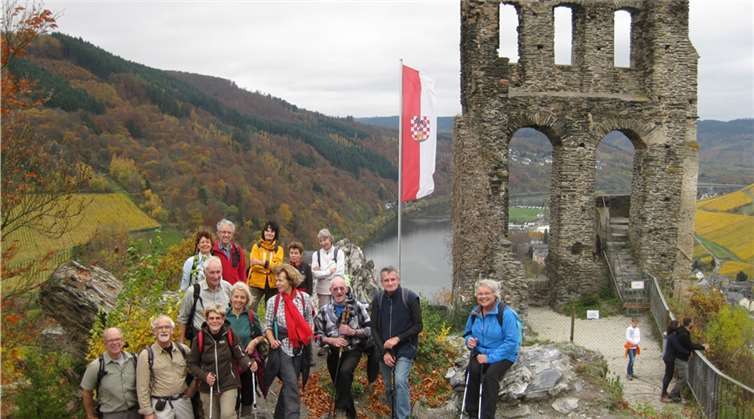 Die Wanderer auf der Ruine Grevenburg oberhalb Traben-Trarbach. privat