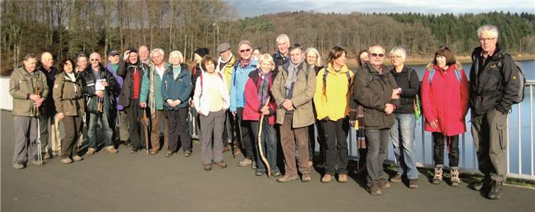 Die Wanderer auf der Staumauer der Wahnbachtalsperre. privat