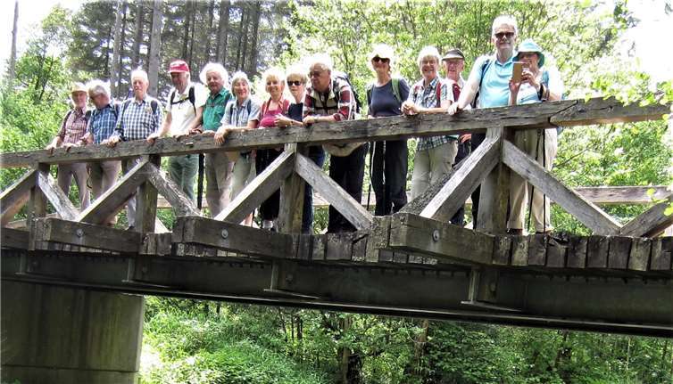 Die Wanderer auf der Urpferdbrücke über der Lieser. privat