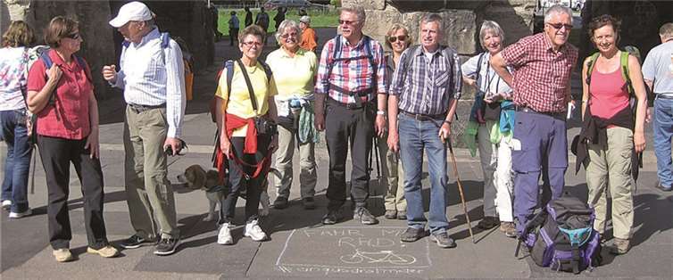 Die Wanderer aus Remagen vor dem "Schwazen Tor" (Porta Nigra) in Trier. privat