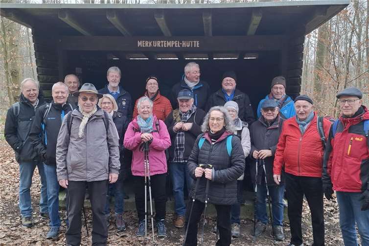 Die Wanderer bei Rast vor der Merkutempel-Hütte. Foto: Gaby Stockhausen / Kolpingfamilie