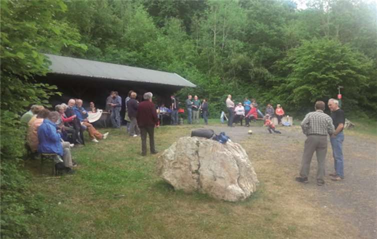 Die Wanderer bei der Rast an der Lohrsdorfer Hütte. privat