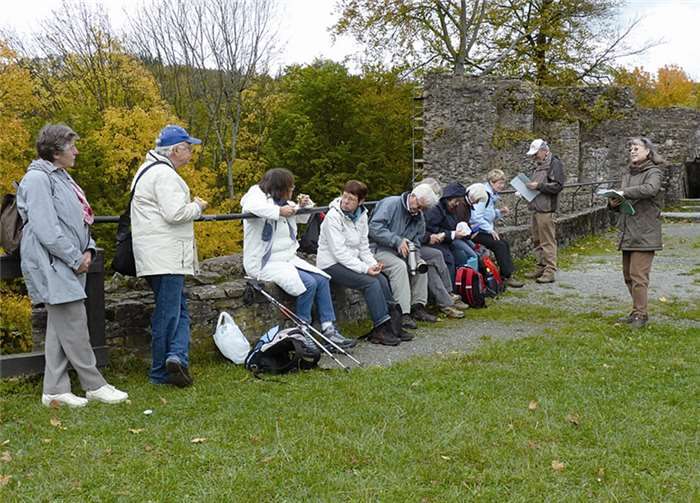 Die Wanderer bei ihrer Rast auf der Burg Windeck. privat