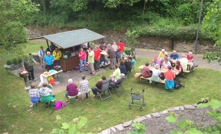 Die Wanderer beim Abschluss auf dem schön hergerichteten Platz der Straßengemeinschaft Hohlstraße am Kränkhofsheiligenhäuschen.  CDU Ortsverband Klotten