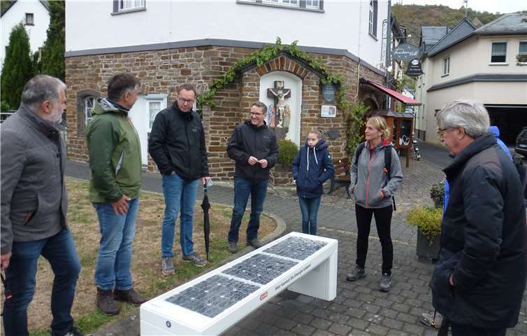 Die Wanderer betrachten eine „Solarbank“. Sie wurde von einem Energieversorger gestiftet und liefert Strom zum Aufladen von Mobiltelefonen.Foto: privat