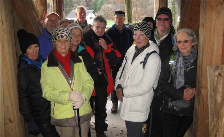 Die Wanderer der Remagener Eifelfreunde im Stollenmund des Bergwerkes Binzenbach. privat
