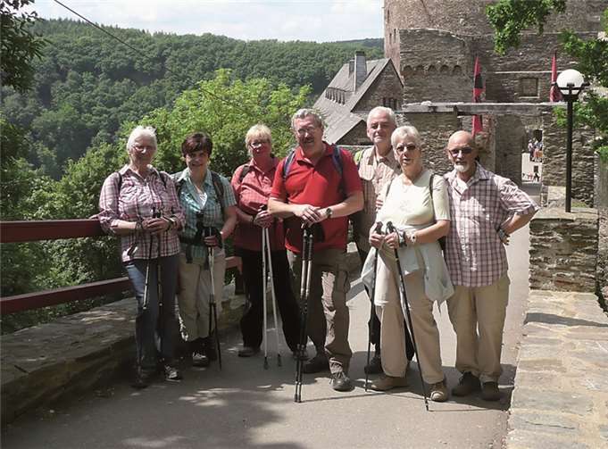 Die Wanderer des ASC Neuwied machten auf ihrer Wanderung halt bei der Ehrenburg.privat