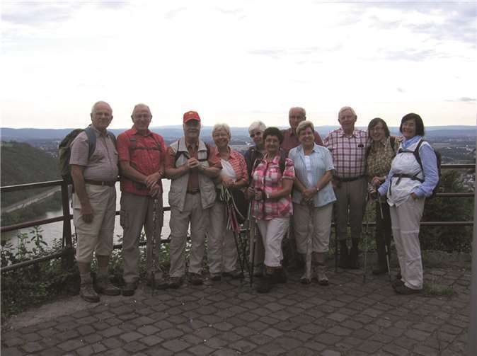 Krahnenberg und Hohes Kreuz erwandert Die Wanderer des Bad Breisiger Eifelvereins genossen den Ausblick auf dem Andernacher Krahnenberg.Privat