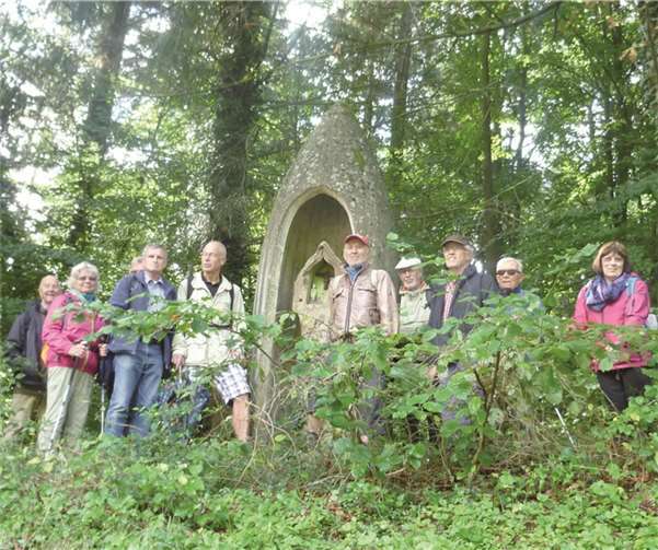 Die Wanderer des Eifelvereins Remagen am Raketenkreuz. privat