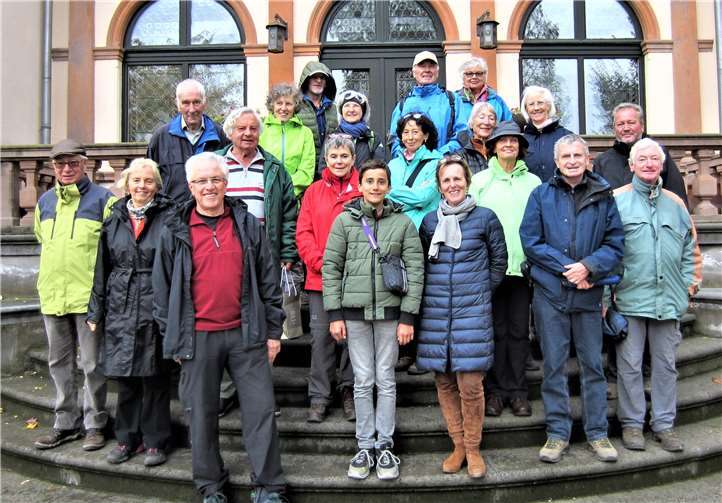Die Wanderer des Eifelvereins Remagen mit Frau von Scherenberg vor der Burg KriegshovenFoto: privar