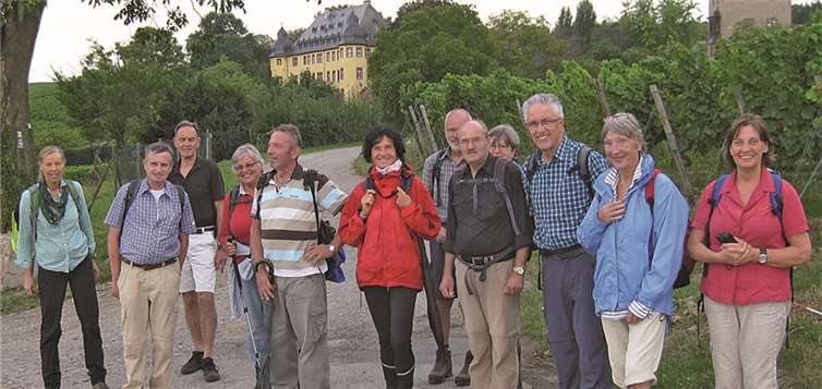 Die Wanderer des Eifelvereins Remagen vor dem Schloss Vollrads.privat