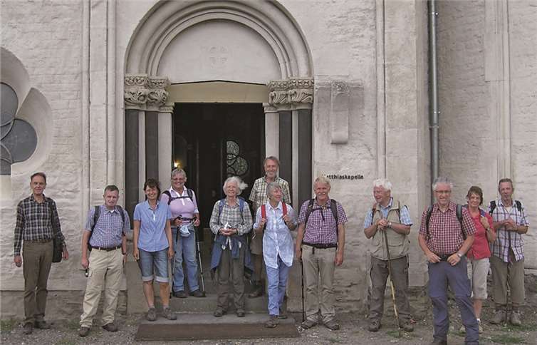 Die Wanderer des Eifelvereins Remagen vor der Matthiaskapelle in Kobern. privat