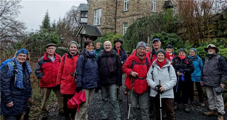 Die Wanderer des Eifelvereins Sinzig vor Schloss Walburg.privat
