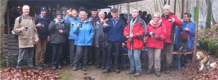 Die Wanderer des Remagener Eifelvereins in der Florianshütte. privat