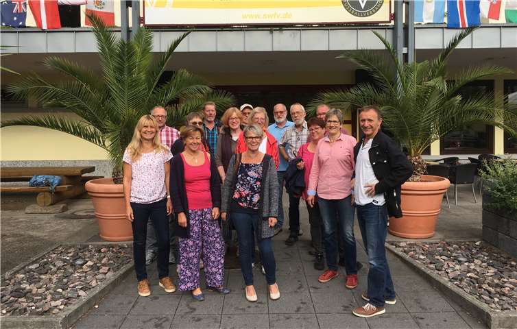 Die Wanderer des TuS Pommern vor der Sportschule des Südwestdeutschen Fußballverbandes.privat