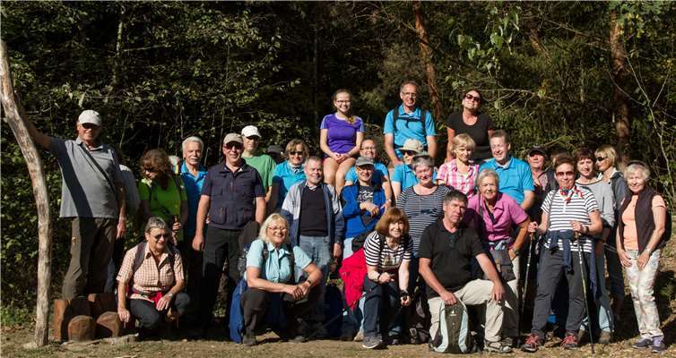 Die Wanderer des Turnverein Sinzig bei ihrer Rast an der Rübezahlbank am Parkplatz Krufter Waldsee.privat