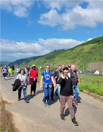 Die Wanderer genossen das gemeinsame Erlebnis und das tolle Wetter auf dem Weg zum Festplatz nach Ernst.