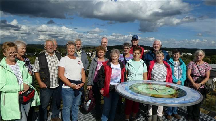 Die Wanderer genossen den Ausblick von der Aussichtsplattform.  Foto: privat