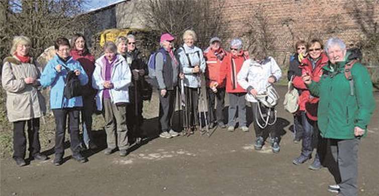 Die Wanderer genossen die angenehme Temperatur der Sonne. privat