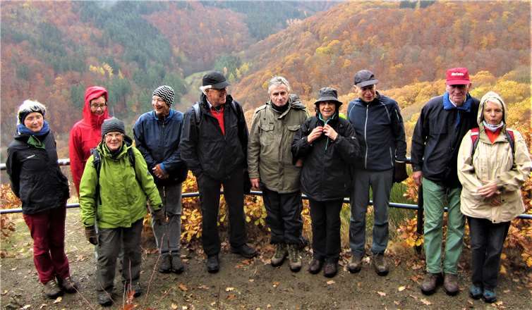 Die Wanderer genossen die herbstlichen Aussichten auf dem „Nitzblick“. Privat