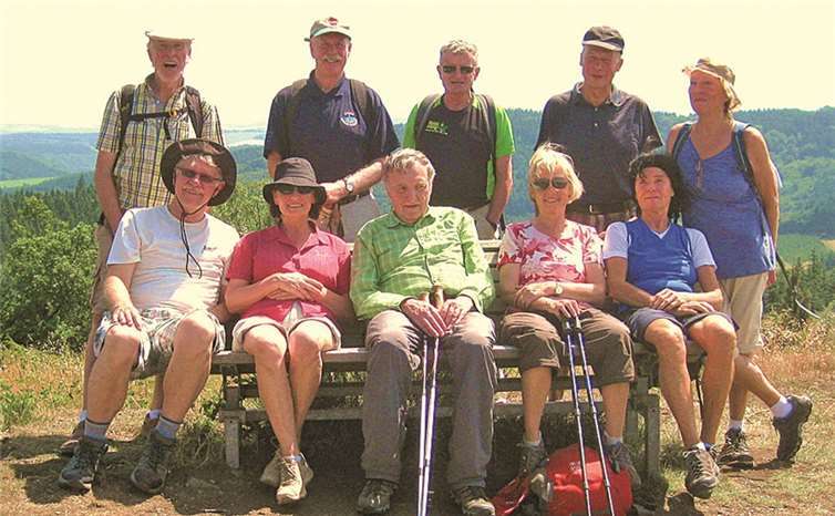 Die Wanderer genossen eine Rast am schönsten Aussichtspunkt. privat