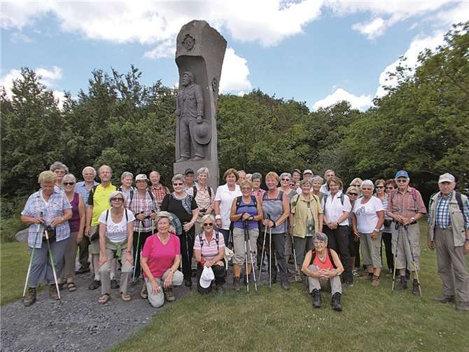 Die Wanderer genossen vor der Jakobus-Säule „Eifel-Camino“ einen wunderschönen Ausblick.privat