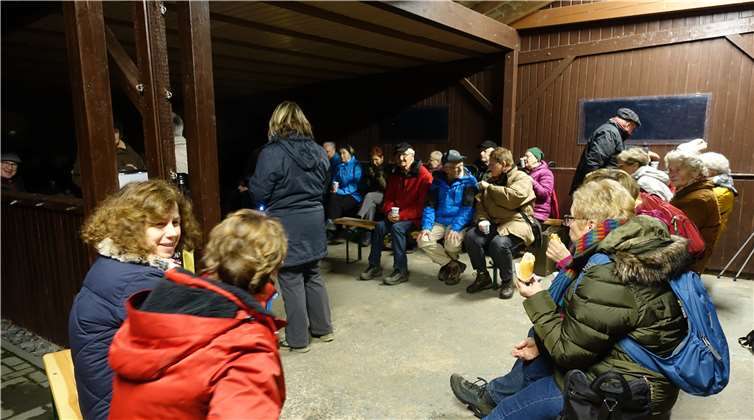 Die Wanderer in der Hütte von Bad Bodendorf.
