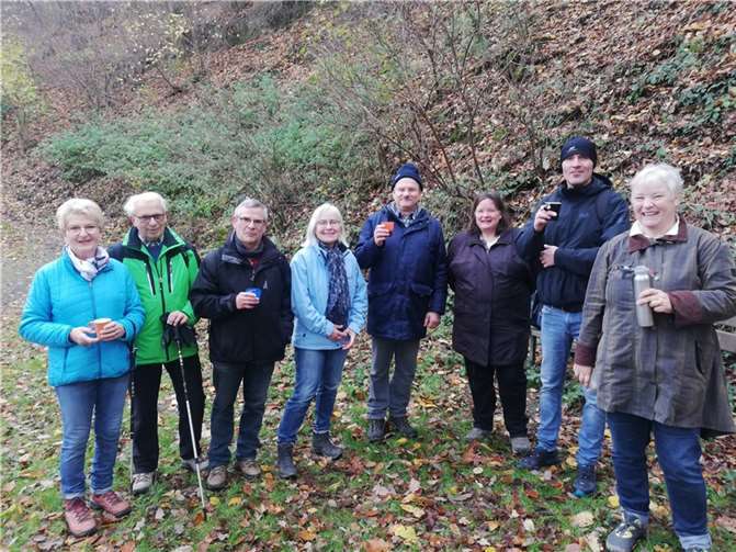 Die Wanderer legten eine Rast mit Glühwein und Gebäck ein.Foto: Eifelverein OG Altenahr