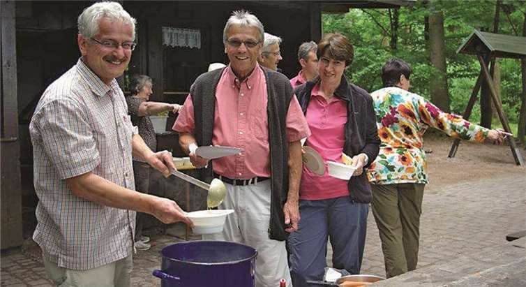 Die Wanderer stärken sich vor der Dreispitz-Hütte.privat