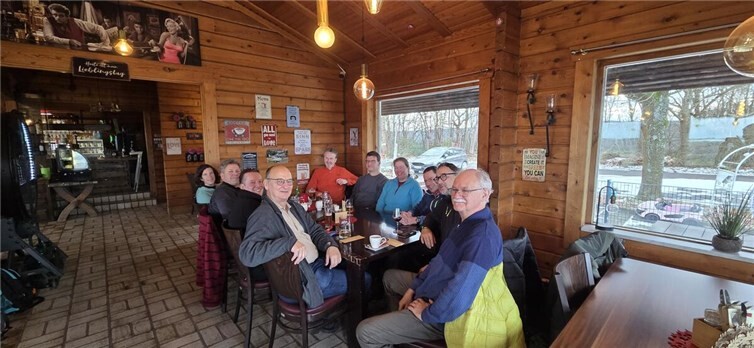 Die Wanderer stärkten sich unterwegs mit diversen Speisen und Getränken.  Foto: privat