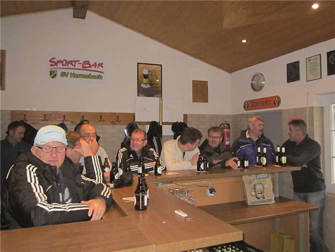 Die Wanderer trafen sich in der „Sport-Bar“. privat