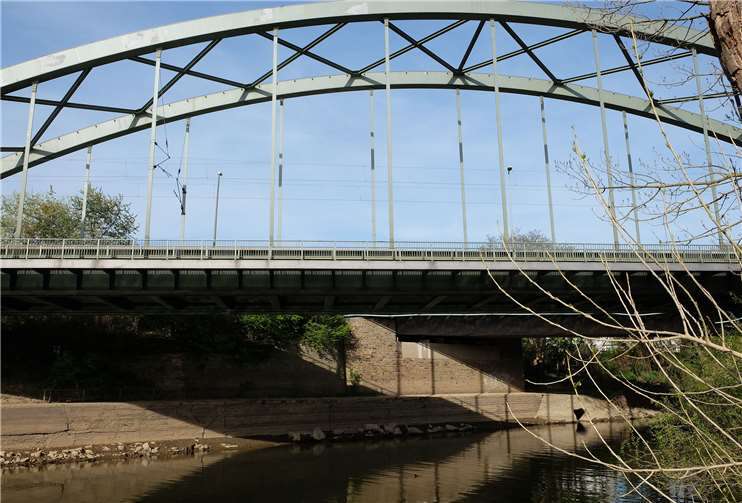 Die Wanderer überqueren auch die Wiedbrücke.