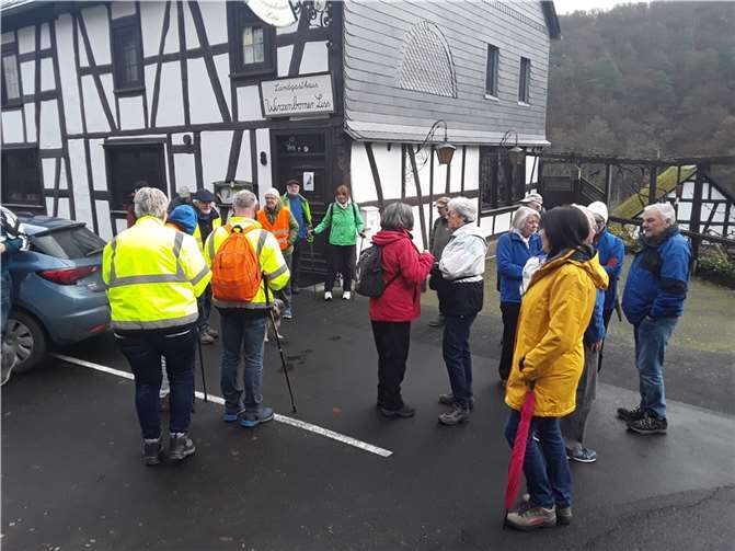 Die Wanderer versammelten sich zum Abmarsch vor dem Landgasthaus „Wirzenborner Liss“ in Wirzenborn im Gelbachtal.Foto: privat