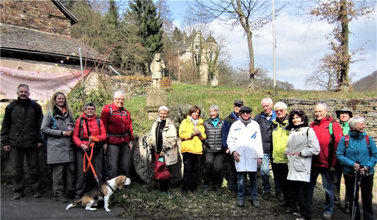 Die Wanderer vom Eifelverein Remagen mit Müllermeister Rainer Mosen am Denkmal vor seiner Mühle.  privat