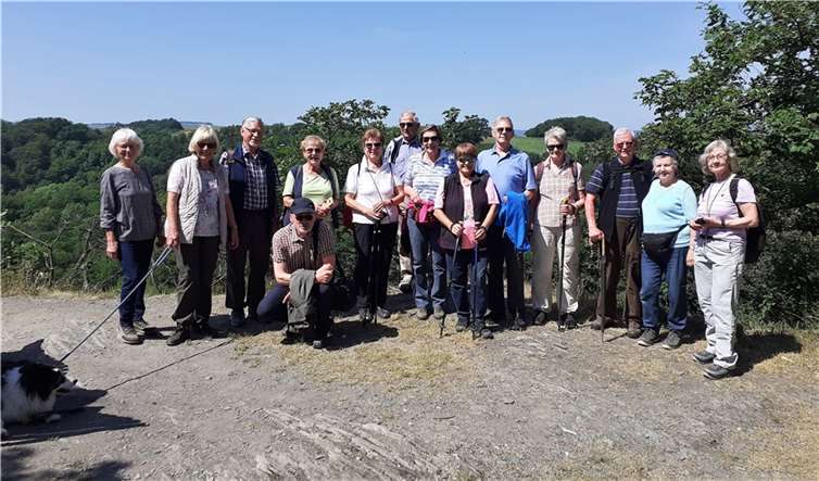 Die Wanderer vom Ev. Verein bei einer Rastpause auf einer Felsklippe.  Foto: Georg Schuch