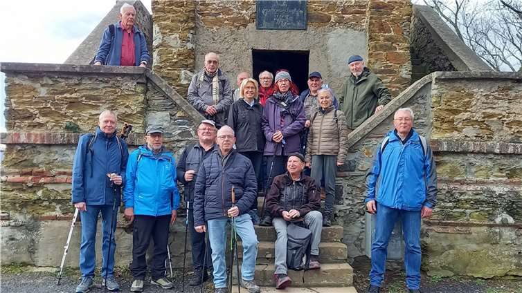 Die Wanderer vor dem Concordia-Turm.  Foto: Gaby Stockhausen/Kolpingfamilie St. Barbara