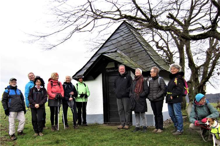 Die Wanderer vor der Apollonia-Luh-Kapelle bei Waldbreitbach. Foto: privat