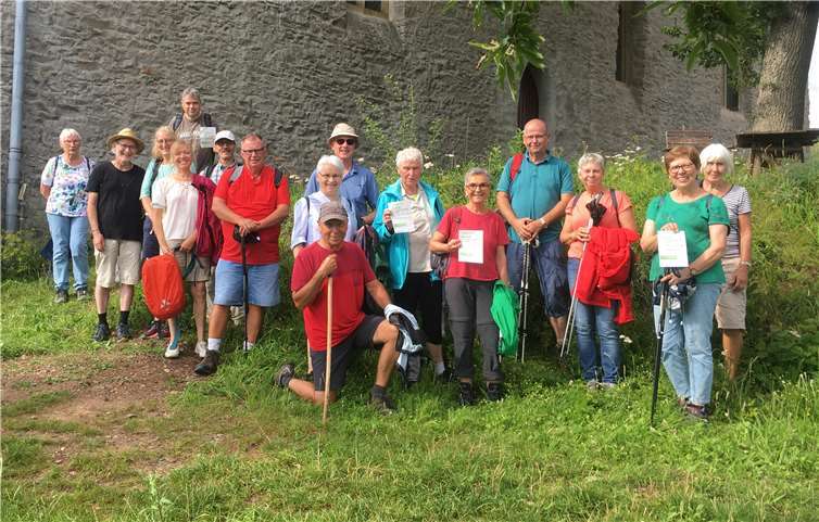 Die Wanderer vor der Bleidenbergkirche.Foto: privat