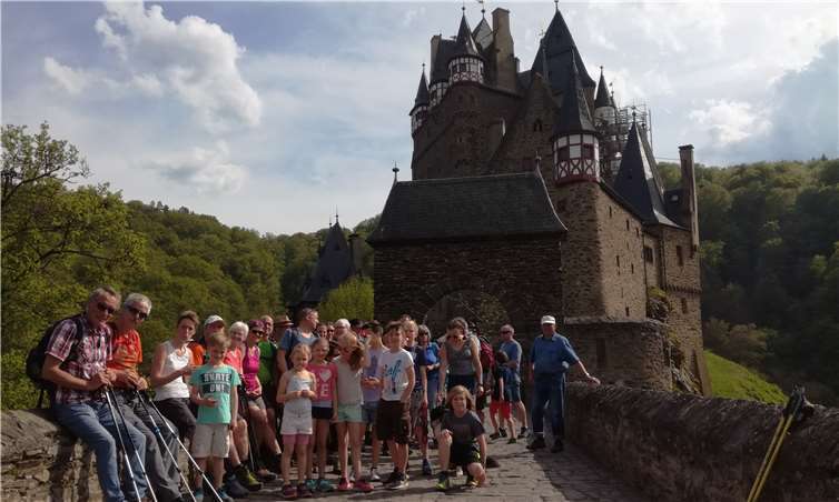 Die Wanderer vor der Burg Eltz. privat