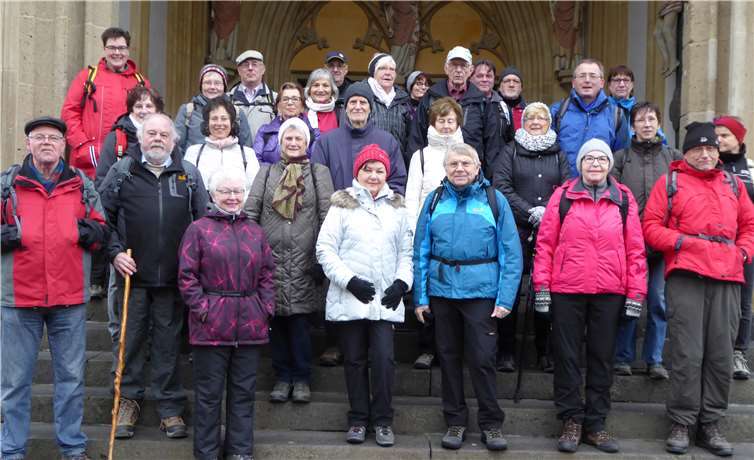 Die Wanderer vor der Stiftskirche von Münstermaifeld.privat