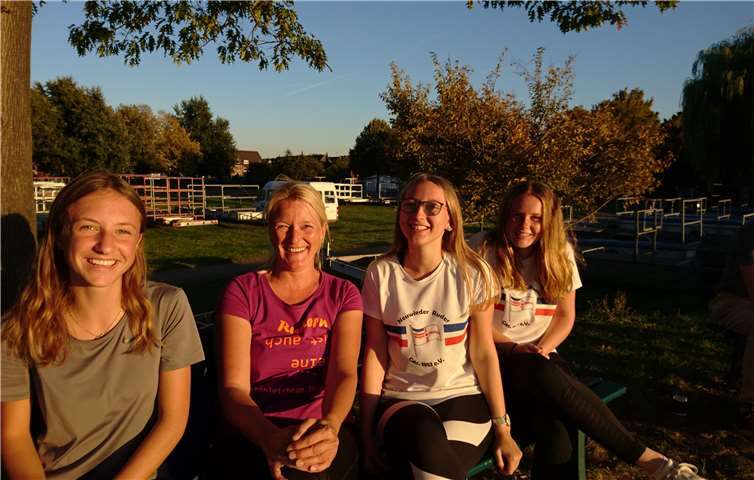 Die Wanderfahrtsteilnehmerinnen Julia Hardt, Birgit Odrosek, Antonia Boden, Annika Schuth (v.l.) hatten viel Spaß und auch Gegenwind auf ihrem Weg nach Düsseldorf.  Privat