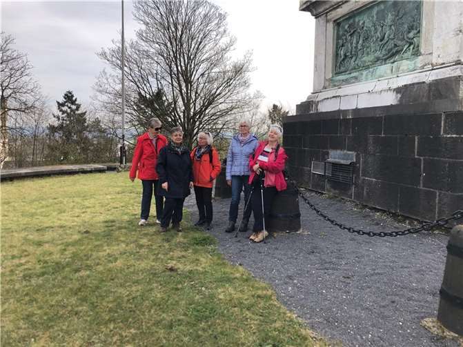 Die WanderfreundInnen aus Remagen erkundete das Ehrenmal des berühmten Generals in Weißenthurm.  Foto: Günter Hussong