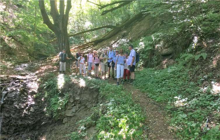 Die Wanderfreunde am Weltersbach im Dieblicher Wald. Foto: Günter Hussong
