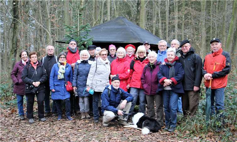 Die Wanderfreunde auf dem einzigartigen Krippenweg bei Kell. Foto: Georg Schuch